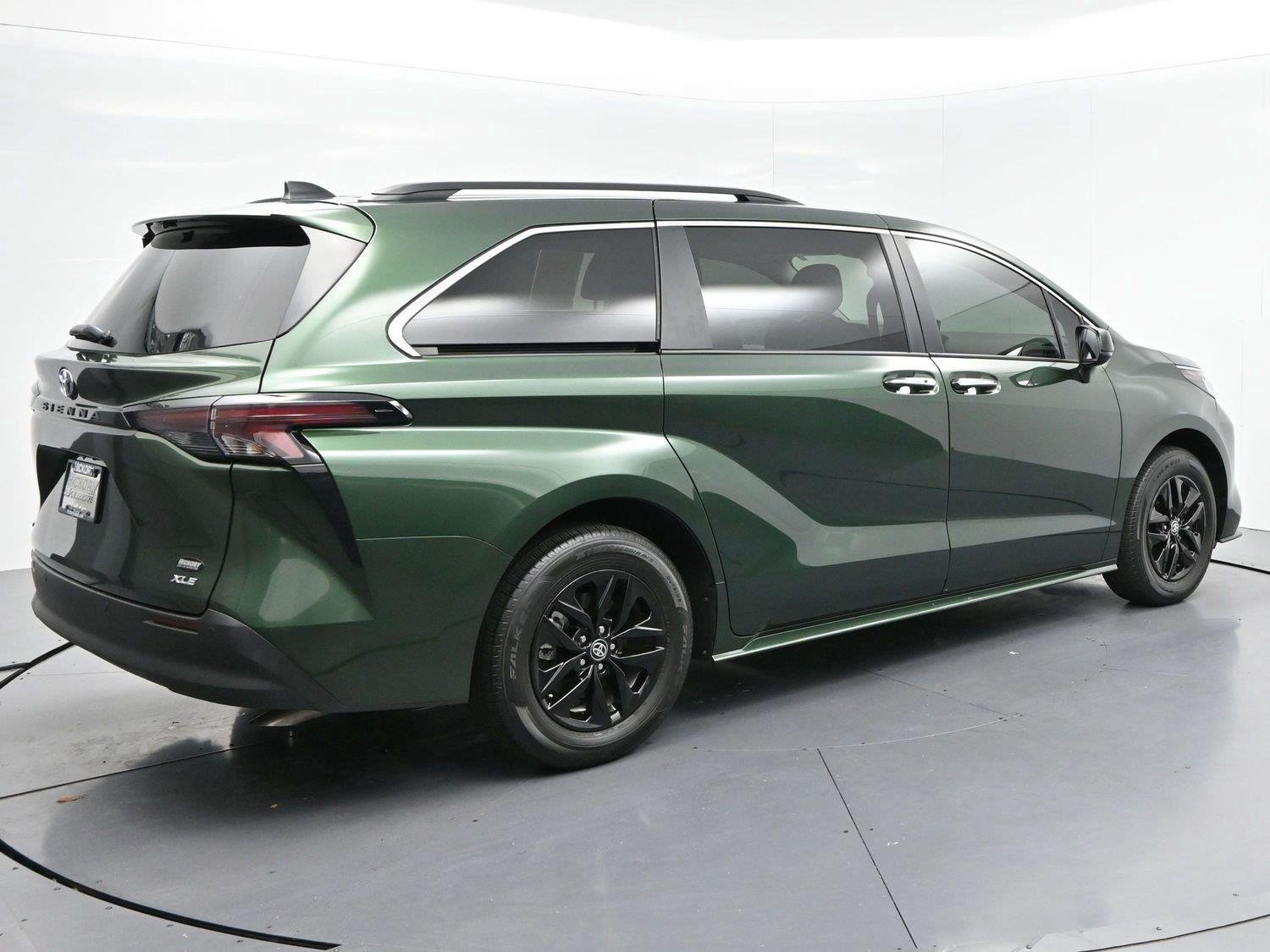 Used 2025 Toyota Sienna XLE FWD image 6