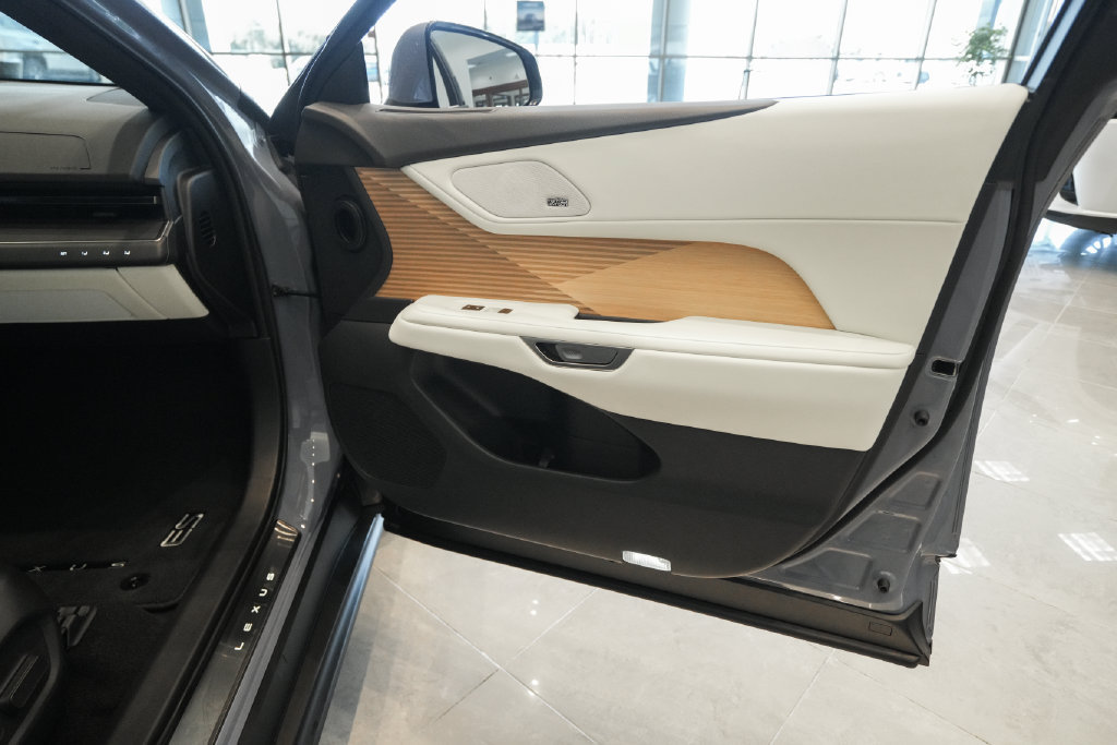 New 2026 Lexus ES 350e w/ Accessory Package (Z1) FWD image 18