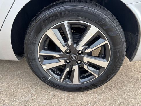 Used 2025 Nissan Versa SV image 28