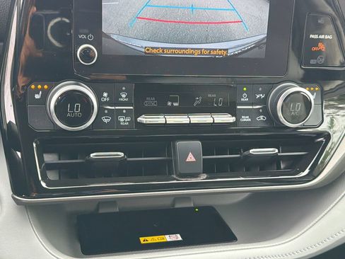 Used 2023 Toyota Highlander XLE AWD/4WD image 31