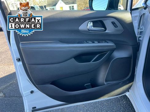 Used 2025 Chrysler Pacifica Select FWD image 12