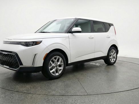 Used 2025 Kia Soul LX w/ LX Technology Package image 3