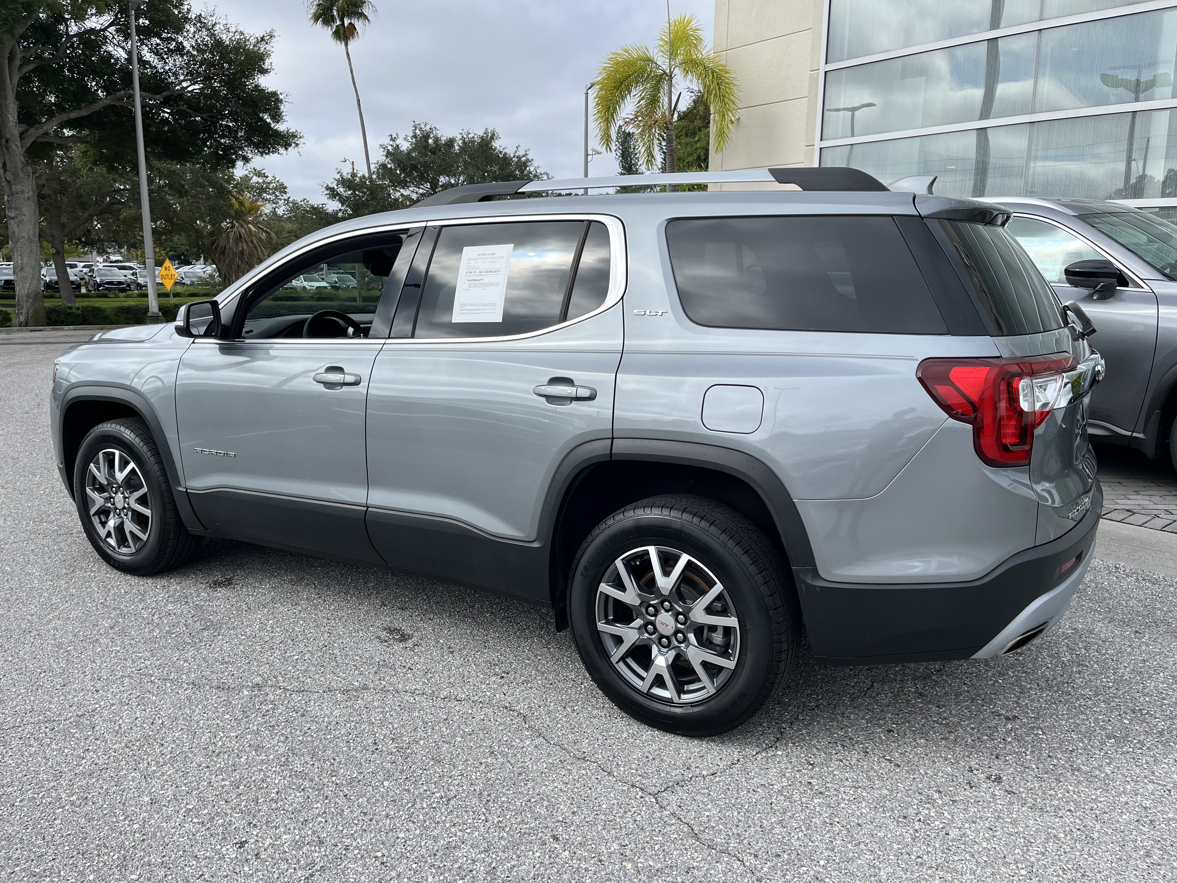 Used 2023 GMC Acadia SLT FWD image 6