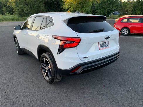 Used 2024 Chevrolet Trax RS w/ Driver Confidence Package image 7