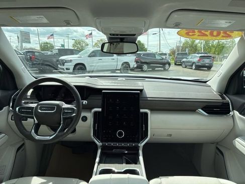 Used 2025 GMC Acadia Denali FWD image 27