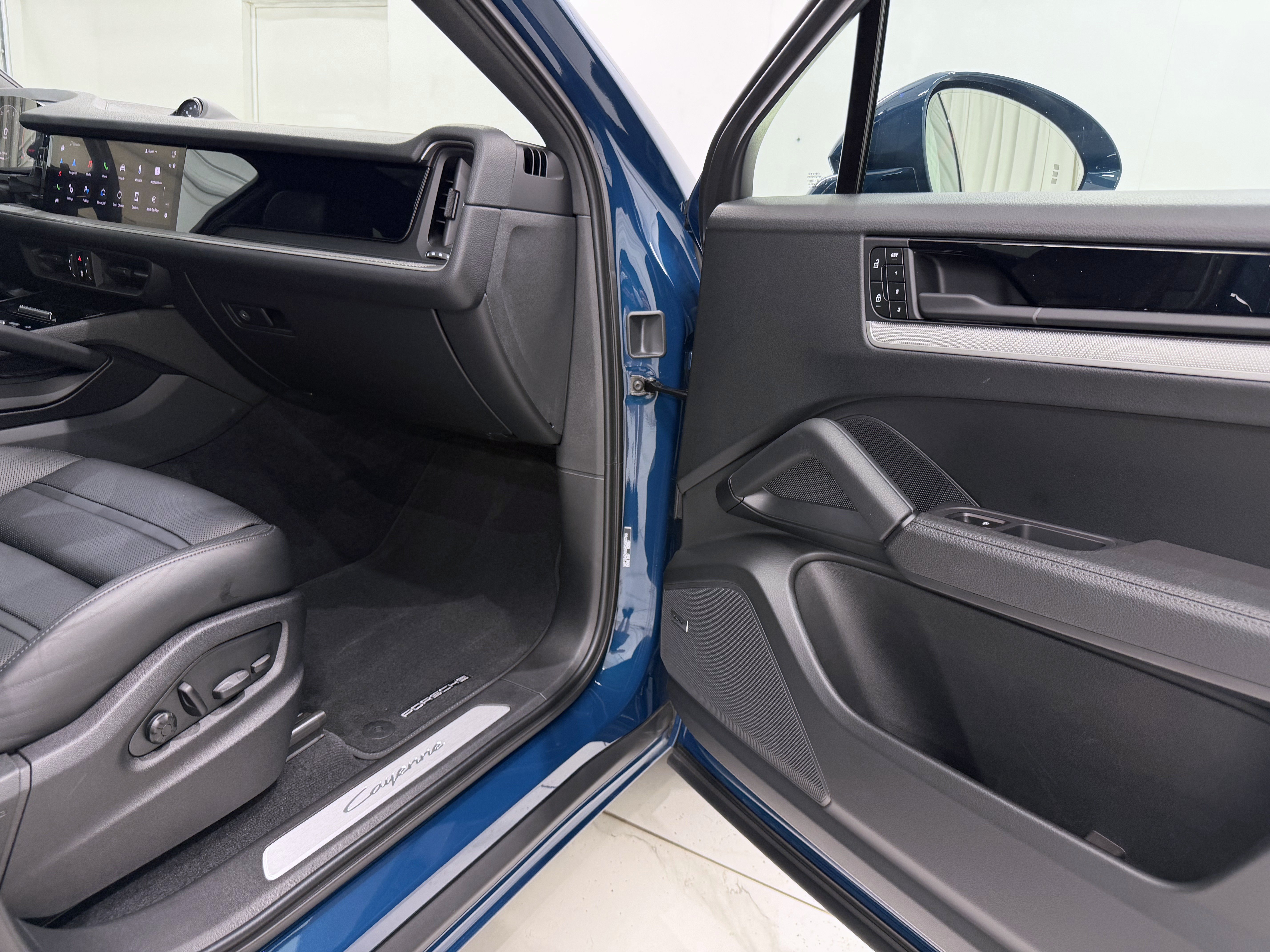 Certified 2024 Porsche Cayenne Coupe AWD/4WD image 22