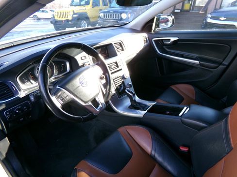 Used 2018 Volvo V60 T5 Cross Country w/ Convenience Package image 13