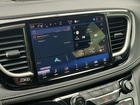 Used 2024 Chrysler Pacifica Limited FWD image 18