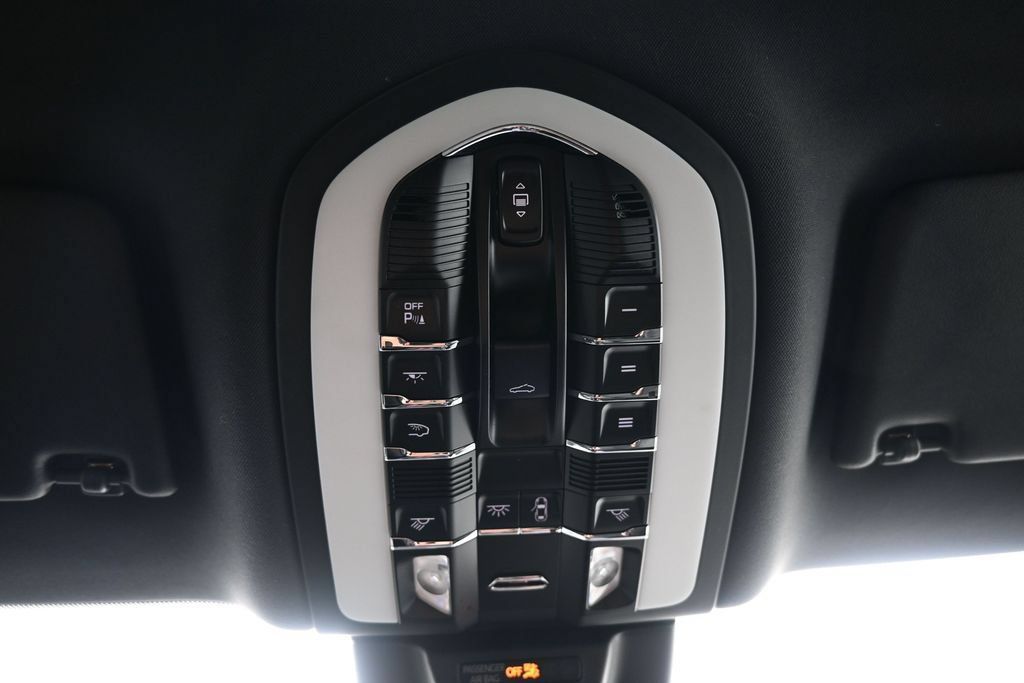 Certified 2024 Porsche Macan AWD/4WD image 25