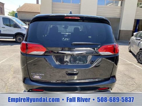 Used 2023 Chrysler Voyager LX FWD image 4