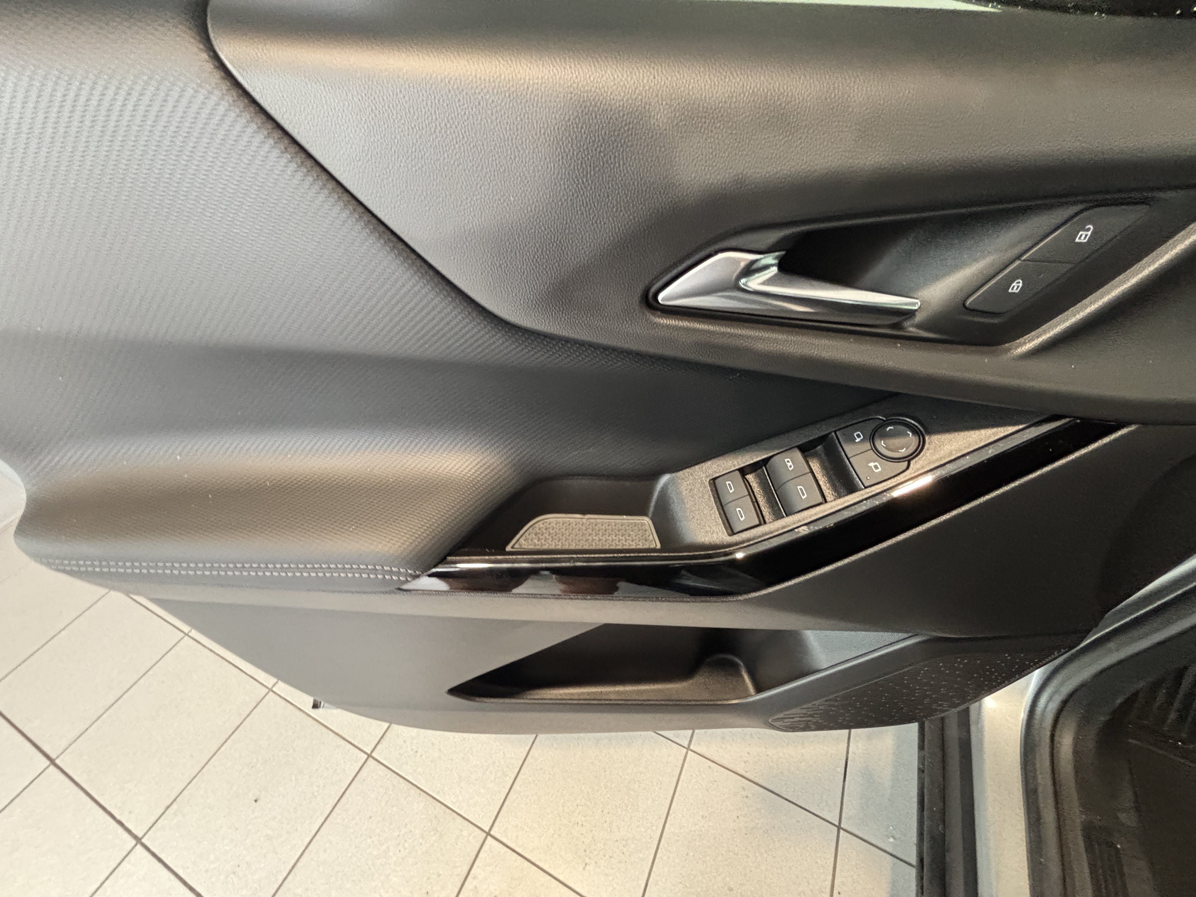 Used 2025 Chevrolet Equinox LT w/ Safety and Technology Package FWD image 10