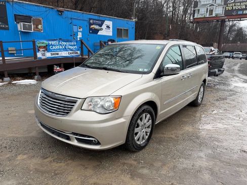Used 2012 Chrysler Town & Country Touring-L w/ Driver Convenience Group image 4