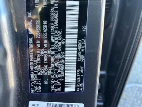 Used 2023 Toyota Highlander XLE image 9