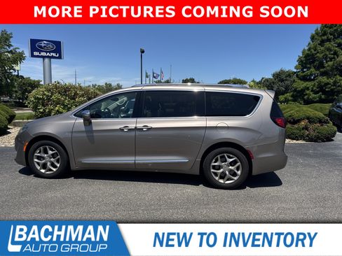 Used 2017 Chrysler Pacifica Limited FWD image 9