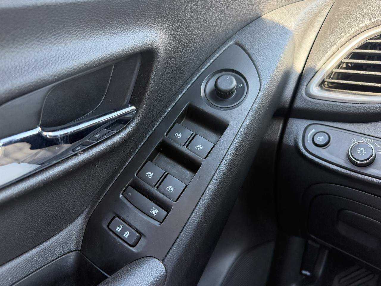 Used 2019 Chevrolet Trax LT w/ LT Convenience Package FWD image 17