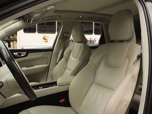 Used 2019 Volvo XC60 T5 Momentum w/ Multimedia Package AWD/4WD image 16