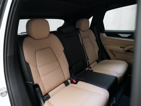 Used 2024 Porsche Cayenne image 31