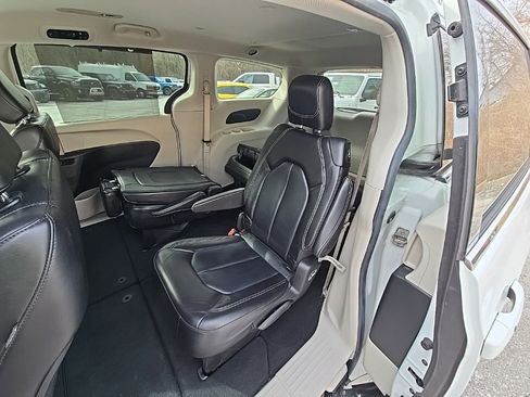 Used 2023 Chrysler Pacifica Touring-L image 15