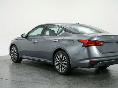 Used 2025 Nissan Altima 2.5 SV image 6