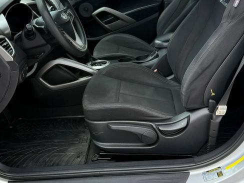 Used 2013 Hyundai Veloster FWD image 9