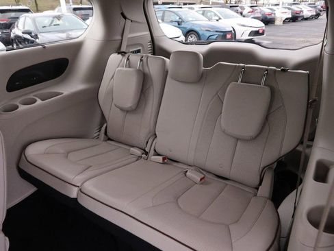 Used 2019 Chrysler Pacifica Limited w/ Tire & Wheel Group image 11