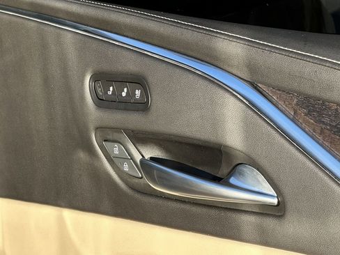 Used 2022 Cadillac Escalade Premium Luxury image 18