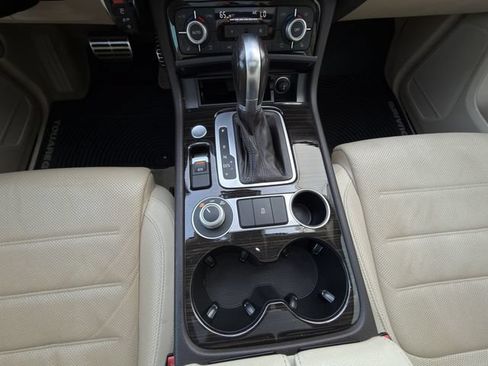Used 2016 Volkswagen Touareg Executive AWD/4WD image 21