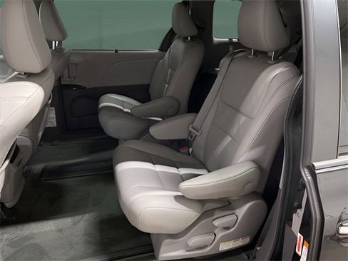 Used 2017 Toyota Sienna XLE image 12
