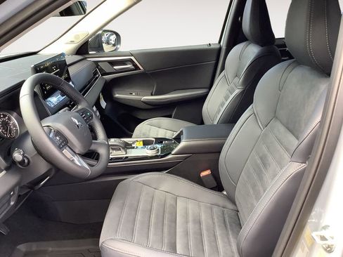 New 2025 Mitsubishi Outlander SE image 9