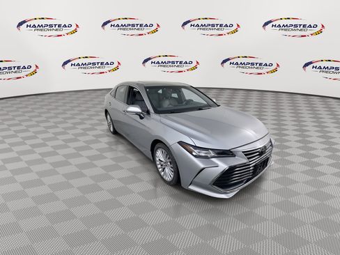 Used 2019 Toyota Avalon Limited image 2