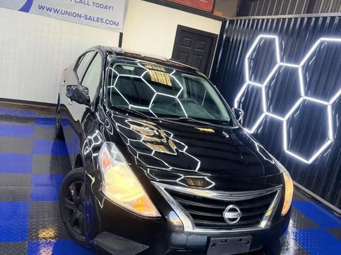 Used 2016 Nissan Versa SV image 9