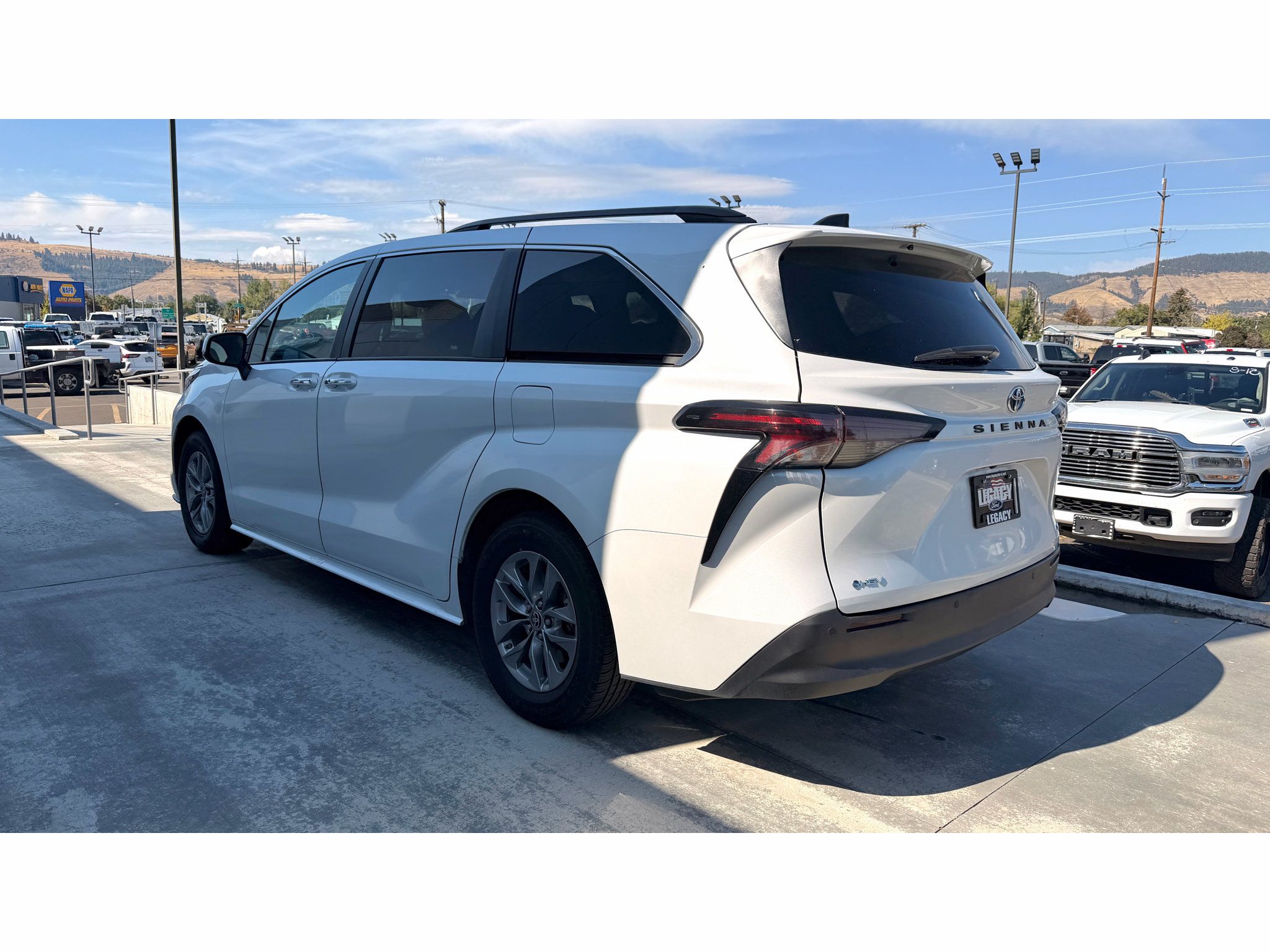 Used 2025 Toyota Sienna XLE FWD image 3