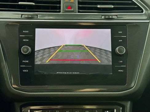 Used 2021 Volkswagen Tiguan SEL AWD/4WD image 22
