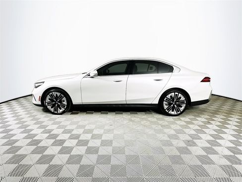 Used 2024 BMW 530i xDrive w/ Convenience Package image 4