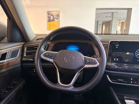 Used 2025 Volkswagen Atlas SE image 34