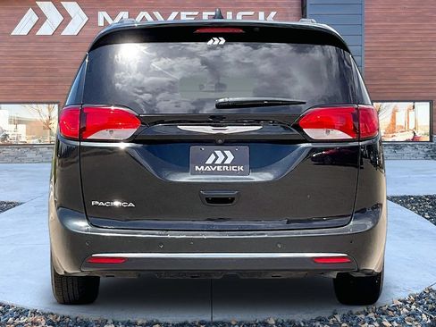 Used 2017 Chrysler Pacifica Touring-L FWD image 6