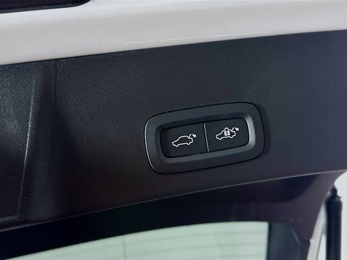 Used 2025 Volvo XC40 B5 Core image 30