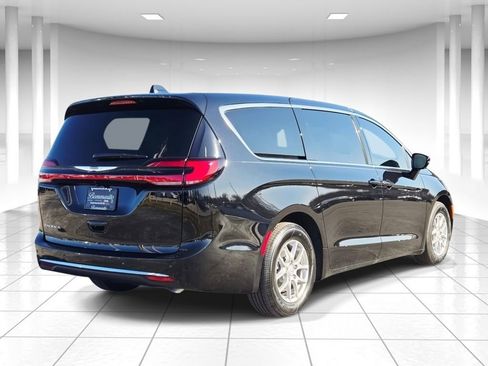 New 2026 Chrysler Pacifica Select FWD image 3