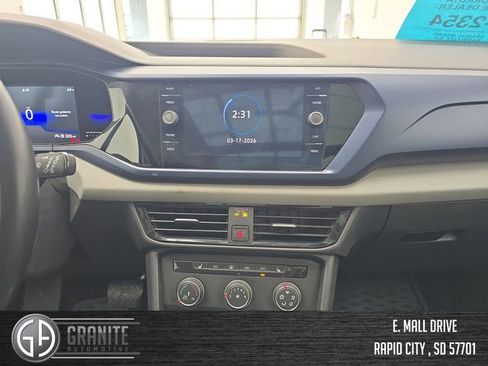 Used 2022 Volkswagen Taos SE w/ Panoramic Sunroof Package AWD/4WD image 18