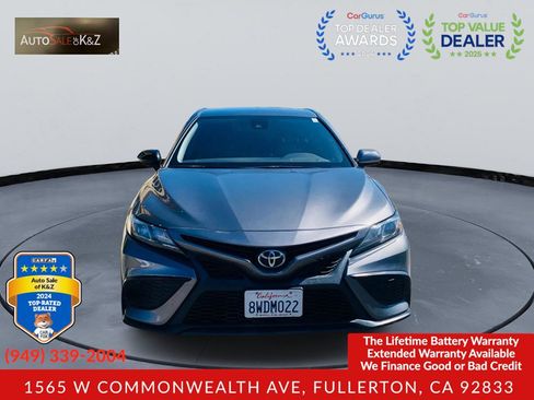Used 2018 Toyota Camry SE FWD image 2