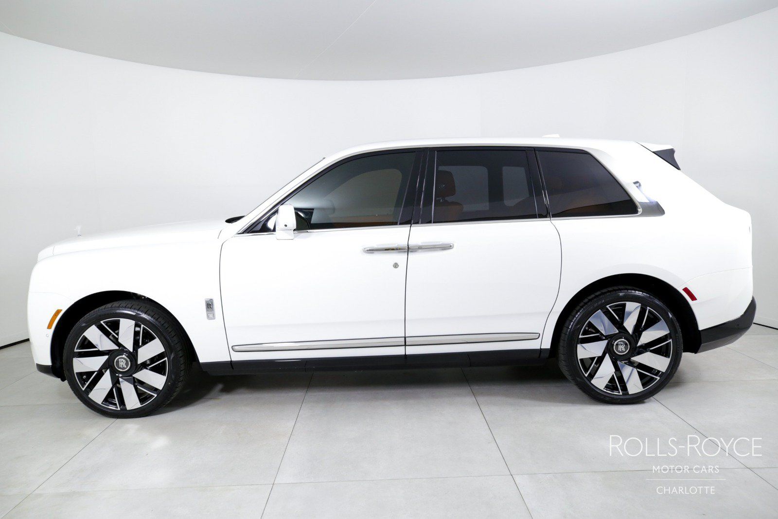 Used 2025 Rolls-Royce Cullinan AWD/4WD image 3