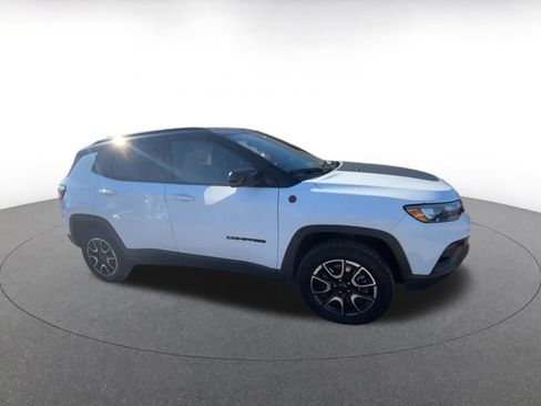 Used 2025 Jeep Compass Trailhawk image 2