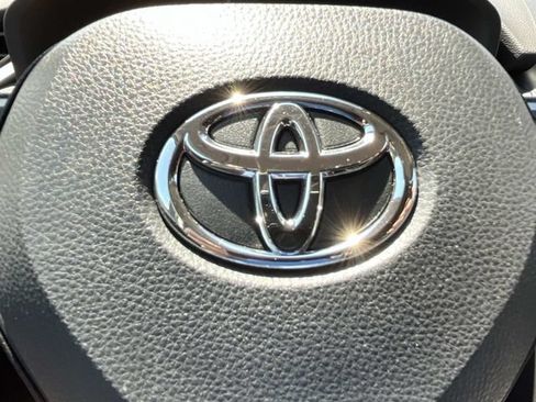 Used 2025 Toyota RAV4 XLE FWD image 37