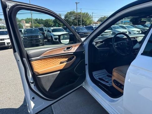 Used 2022 Jeep Grand Cherokee Summit AWD/4WD image 21