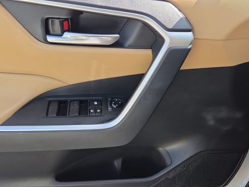 Used 2021 Toyota RAV4 XLE w/ Convenience Package FWD image 28