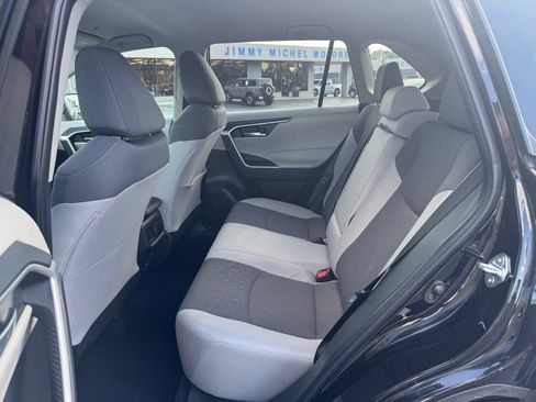 Used 2025 Toyota RAV4 XLE AWD/4WD image 19