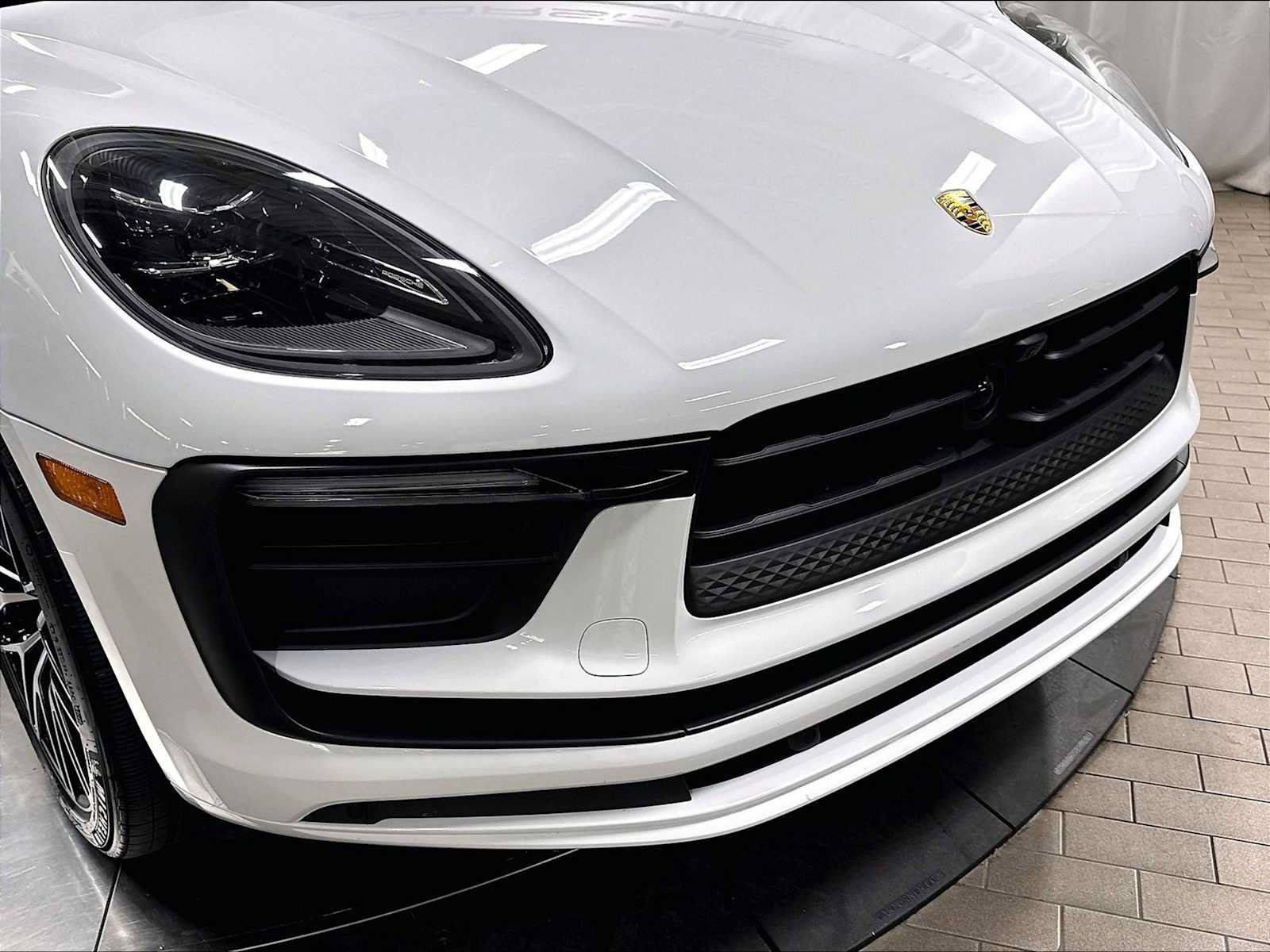 Used 2026 Porsche Macan AWD/4WD image 32