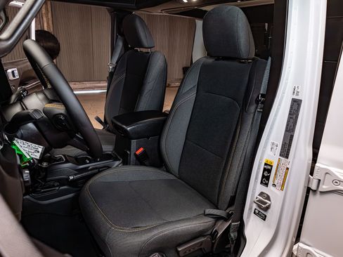 Used 2025 Jeep Gladiator Willys image 16