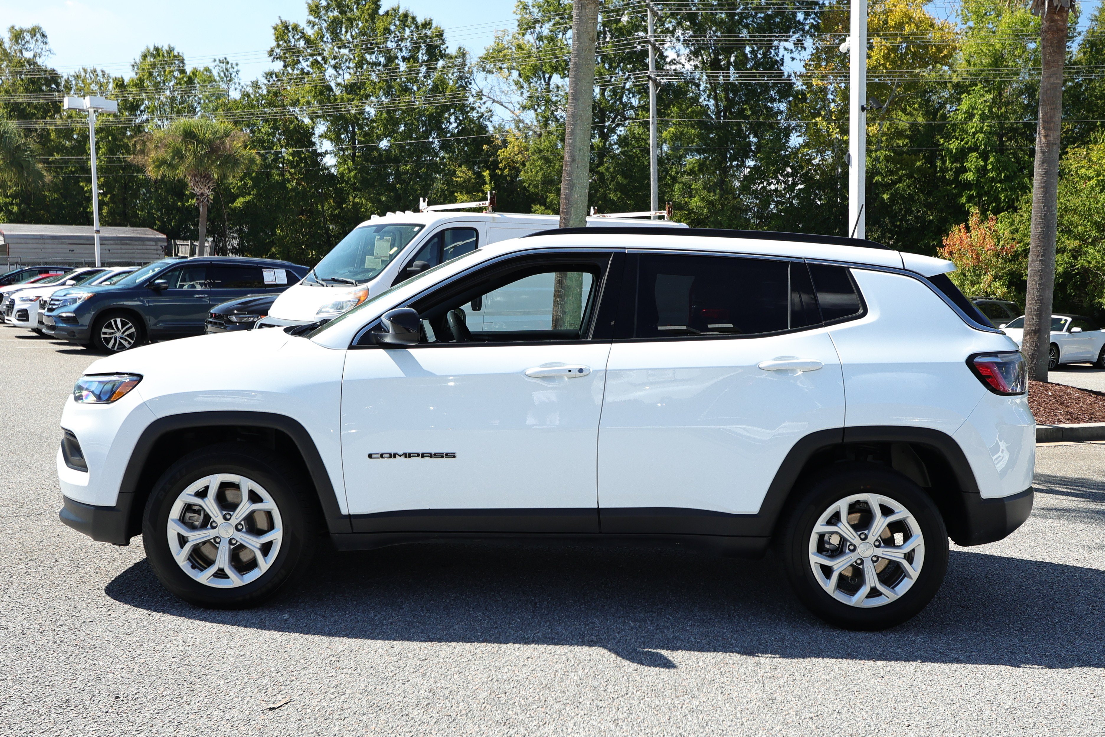 Used 2024 Jeep Compass Latitude AWD/4WD image 9