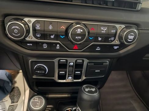 Used 2025 Jeep Wrangler Unlimited Sahara AWD/4WD image 22
